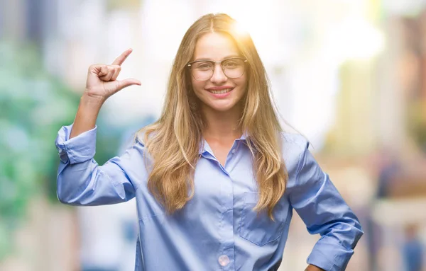 Jovem Mulher Negócios Loira Bonita Usando Óculos Sobre Fundo Isolado — Fotografia de Stock