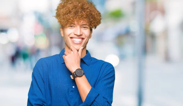 Jonge Knappe Elegante Man Met Afro Haar Kijken Zelfverzekerd Naar — Stockfoto