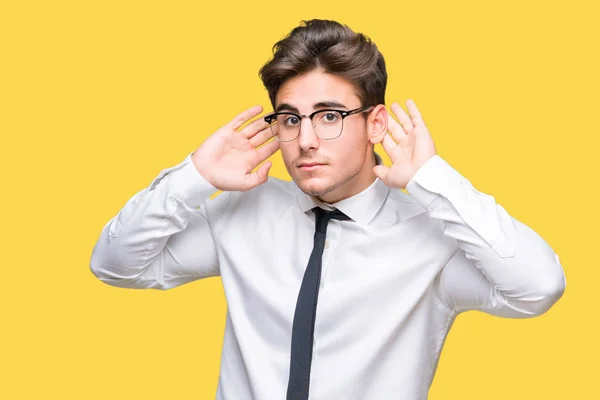 Mladí Obchodní Muž Nosí Brýle Izolované Pozadí Snaží Slyšet Obě — Stock fotografie