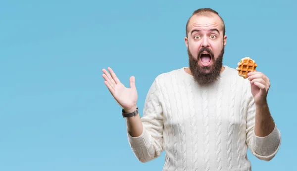 Man Van Jonge Kaukasische Hipster Zoete Wafel Eten Geïsoleerd Achtergrond — Stockfoto