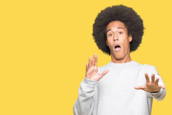 Unga Afroamerikanska Man Med Afro Hår Bär Sportig Sweatshirt Rädd — Stockfoto