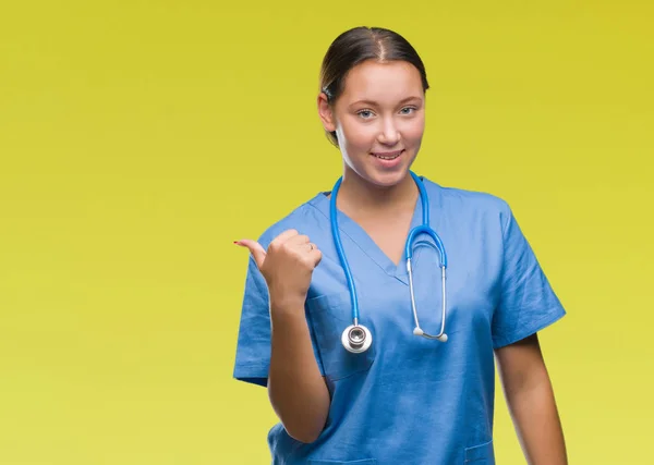 Joven Doctora Caucásica Vistiendo Uniforme Médico Sobre Fondo Aislado Sonriendo — Foto de Stock