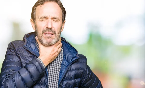 Gutaussehender Mann Mittleren Alters Wintermantel Berührt Schmerzhaften Hals Halsschmerzen Wegen — Stockfoto