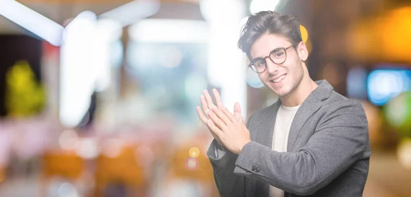 Mladí Obchodní Muž Nosíš Brýle Nad Izolované Pozadí Clapping Tleskají — Stock fotografie