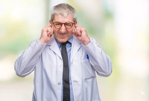 英俊的资深医生 科学家专业的人穿着白色外套在孤立的背景覆盖耳朵与恼火的表达为响亮的音乐的噪音 聋哑人的概念 — 图库照片