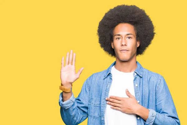 Jonge Afro Amerikaanse Man Met Afro Haar Vloeken Met Hand — Stockfoto