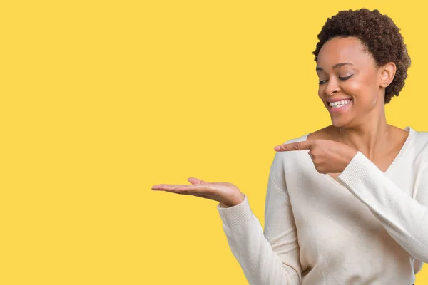 Jovem Afro Americana Sobre Fundo Isolado Espantado Sorrindo Para Câmera — Fotografia de Stock