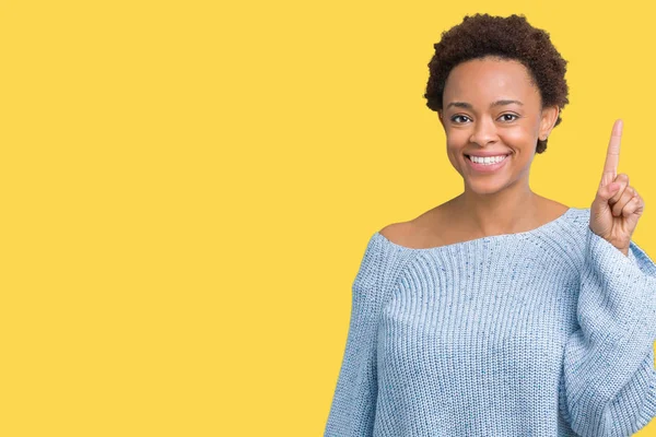 Jovem Bela Mulher Afro Americana Vestindo Uma Camisola Sobre Fundo — Fotografia de Stock