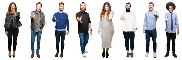Collage Personer Över Vit Isolerade Bakgrund Leende Vänliga Erbjudande Handslag — Stockfoto
