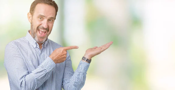 Guapo Mediana Edad Elegante Hombre Mayor Sobre Fondo Aislado Sorprendido — Foto de Stock