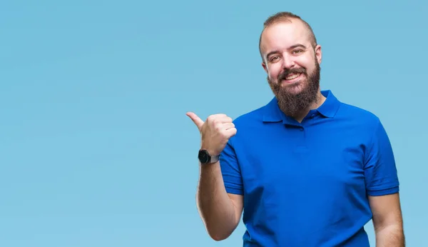 Jonge Kaukasische Hipster Man Blauw Shirt Dragen Geïsoleerde Achtergrond Glimlachend — Stockfoto