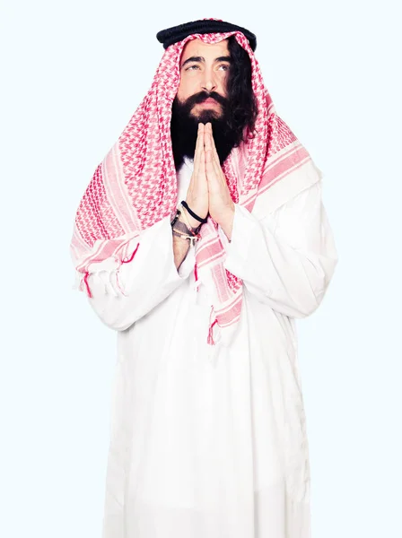 Arabski Człowiek Biznesu Długimi Włosami Sobie Tradycyjny Szalik Kefija Błagając — Zdjęcie stockowe