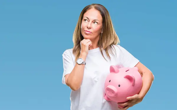 Spaanse Vrouw Middelbare Leeftijd Met Behulp Van Piggy Bank Geïsoleerde — Stockfoto