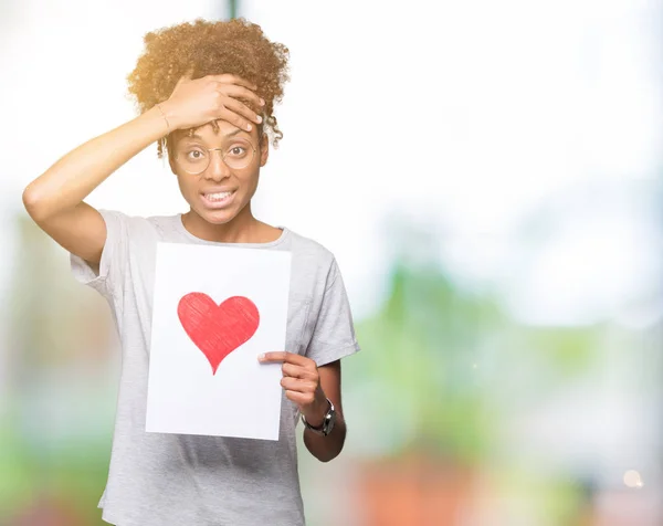 Jovem Afro Americana Segurando Papel Com Coração Vermelho Sobre Fundo — Fotografia de Stock