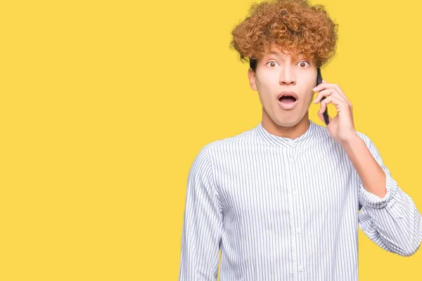 Joven Hombre Guapo Hablando Por Teléfono Asustado Shock Con Una — Foto de Stock