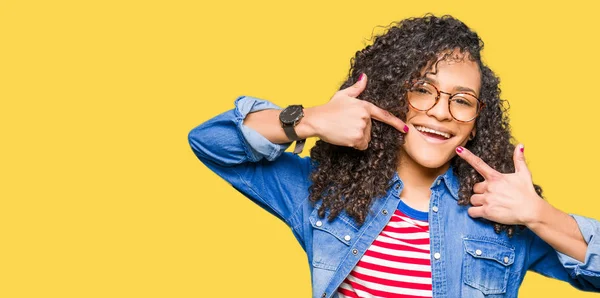 Jovem Mulher Bonita Com Cabelo Encaracolado Usando Óculos Sorrindo Confiante — Fotografia de Stock