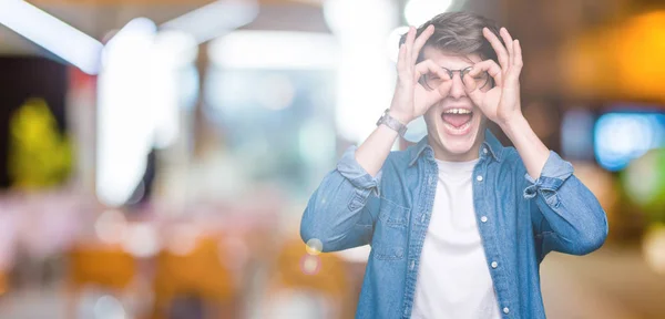 Jonge Knappe Man Met Een Bril Geïsoleerde Achtergrond Doen Gebaar — Stockfoto