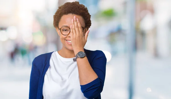 Молодая Красивая Африканская Американка Очках Изолированном Фоне Закрывает Один Глаз — стоковое фото