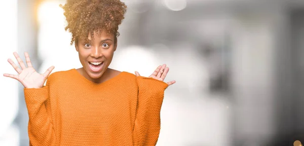 Vackra Unga Afroamerikanska Kvinnan Över Isolerade Bakgrund Firar Crazy Och — Stockfoto