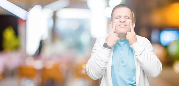 Hombre Árabe Mediana Edad Con Sudadera Sobre Fondo Aislado Sonriendo —  Fotos de Stock