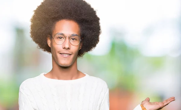 Mladý Američan Afričana Muž Afro Vlasy Nosíš Brýle Úsměvem Ukazuje — Stock fotografie