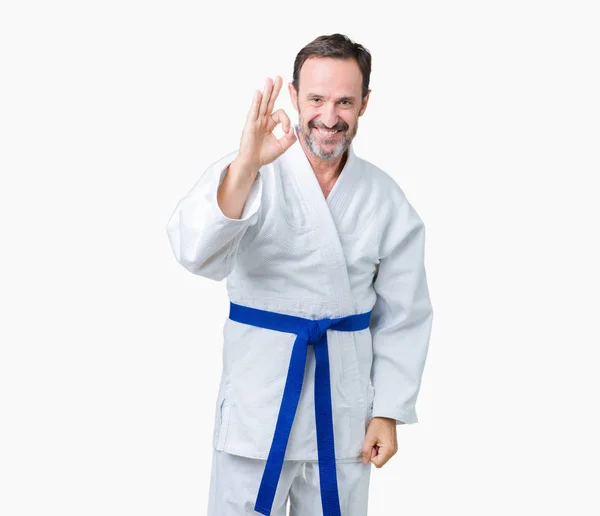 Knappe Middenleeftijd Senior Man Dragen Kimono Uniform Geïsoleerde Achtergrond Glimlachend — Stockfoto