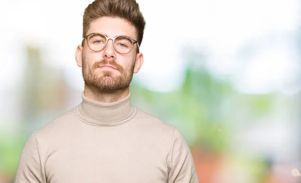 Junger Gutaussehender Geschäftsmann Mit Brille Die Hände Zusammengebunden Und Die — Stockfoto