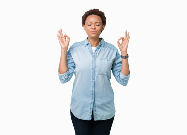 Jovem Bela Mulher Afro Americana Sobre Fundo Isolado Relaxar Sorrir — Fotografia de Stock