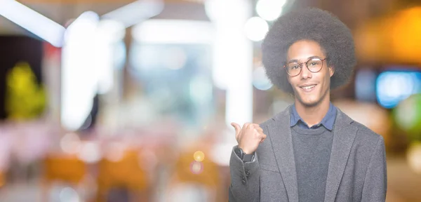 Giovane Uomo Affari Afro Americano Con Capelli Afro Indossando Occhiali — Foto Stock