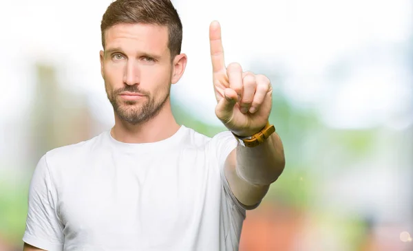 Bonito Homem Vestindo Casual Shirt Branca Apontando Com Dedo Para — Fotografia de Stock