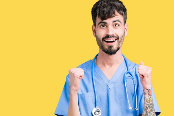 Ung Stilig Sjuksköterska Man Bär Kirurg Uniform Över Isolerade Bakgrund — Stockfoto