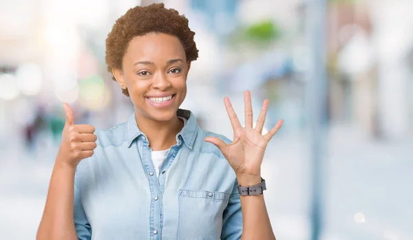 Jovem Bela Mulher Afro Americana Sobre Fundo Isolado Mostrando Apontando — Fotografia de Stock