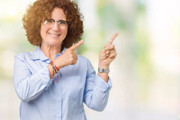 Schöne Seniorin Mittleren Alters Die Eine Brille Über Isoliertem Hintergrund — Stockfoto