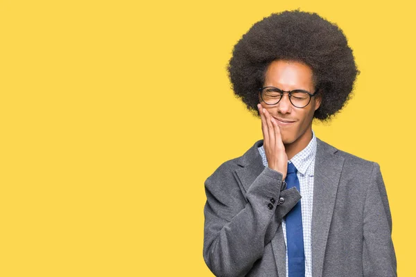Fiatal Afro Amerikai Üzletember Afro Haj Szemüveg Megható Száj Kezével — Stock Fotó