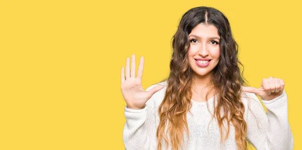 Jonge Mooie Vrouw Draagt Witte Trui Laten Zien Wijzen Met — Stockfoto