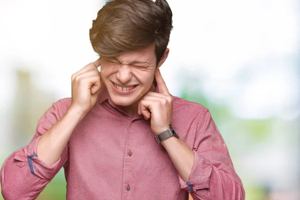 騒々しい音楽のノイズの腹式指で耳を覆う孤立した背景に若いハンサムな実業家聴覚障害者の概念 — ストック写真