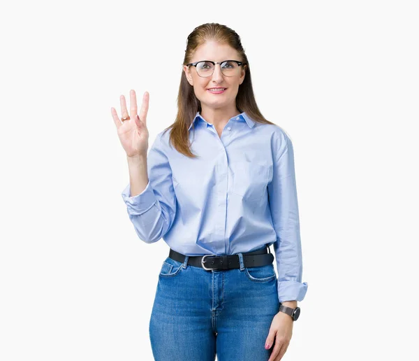美丽的中年成熟的女商人戴着眼镜在孤立的背景显示和手指第四 同时微笑着自信和快乐 — 图库照片