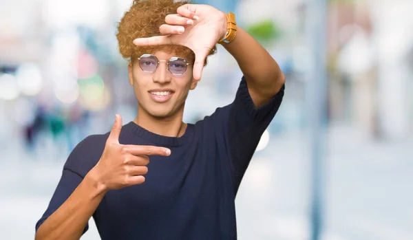 Jóképű Fiatalember Afro Viselt Szemüveg Mosolygó Döntéshozatali Keret Kézzel Ujjal — Stock Fotó