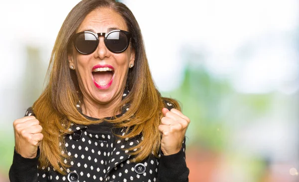 Beautiful Middle Age Woman Wearing Sunglasses Celebrating Surprised Amazed Success — Stock Photo, Image