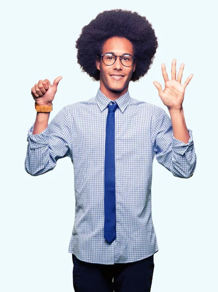Молодой Африканский Бизнесмен Афроволосами Очках Показывающий Пальцами Номер Шесть Улыбаясь — стоковое фото