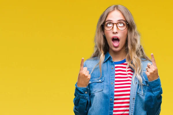 Hermosa Joven Rubia Con Gafas Sobre Fondo Aislado Asombrada Sorprendida —  Fotos de Stock