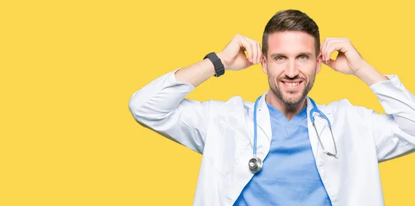 Bonito Médico Homem Vestindo Uniforme Médico Sobre Fundo Isolado Sorrindo — Fotografia de Stock