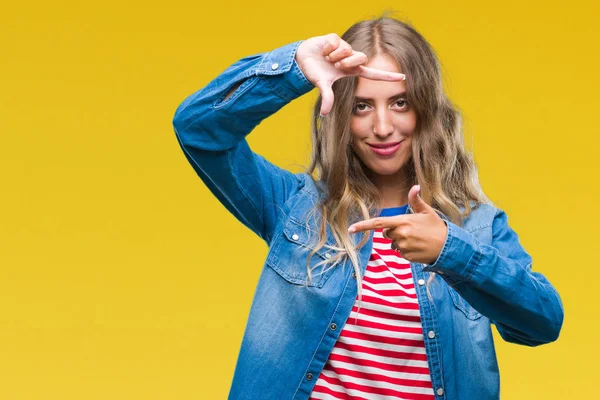 Linda Jovem Loira Sobre Fundo Isolado Sorrindo Fazendo Quadro Com — Fotografia de Stock