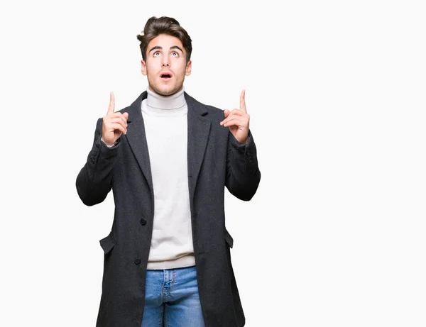 Joven Hombre Elegante Con Abrigo Invierno Sobre Fondo Aislado Asombrado — Foto de Stock