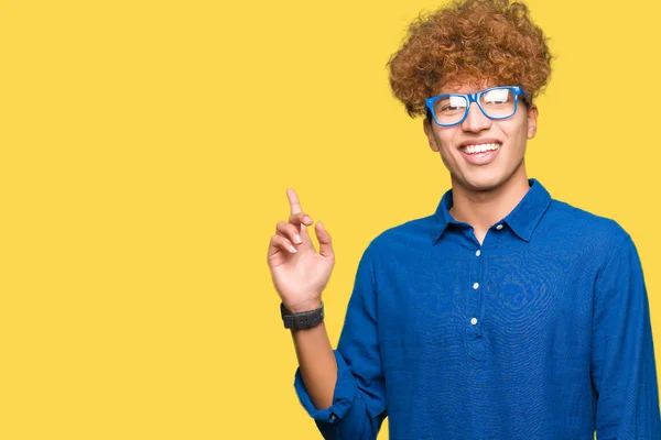 Ung Vacker Man Med Afro Hår Blå Glasögon Med Ett — Stockfoto