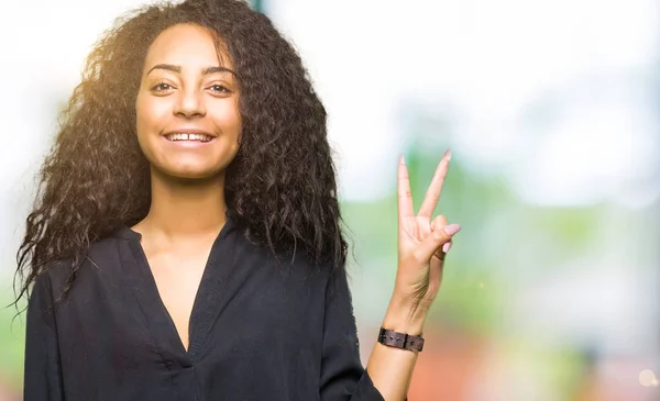 Jeune Belle Fille Aux Cheveux Bouclés Portant Une Robe Élégante — Photo