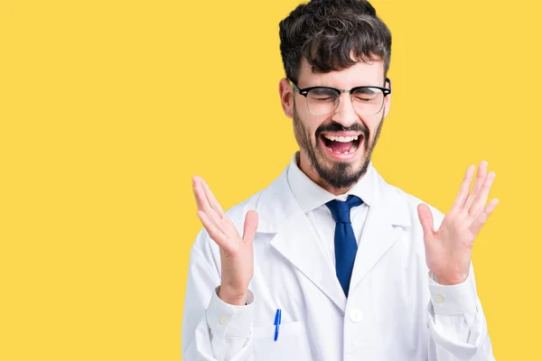 Giovane Scienziato Professionista Uomo Indossa Cappotto Bianco Sfondo Isolato Celebrando — Foto Stock