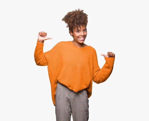 美丽的年轻非洲裔美国女人在孤立的背景看起来自信与微笑在脸上 用手指指向自己骄傲和快乐 — 图库照片