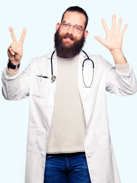 Jeune Homme Blond Médecin Avec Barbe Vêtu Manteau Médical Montrant — Photo