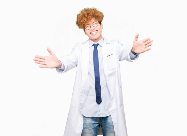 Mladý Vědec Pohledný Muž Nosíš Brýle Při Pohledu Fotoaparát Úsměvem — Stock fotografie